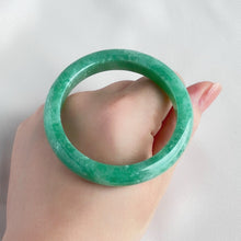Load image into Gallery viewer, 21758 57.6mm Full Bright Green Jadeite Bangle
