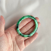 Load image into Gallery viewer, 102653 53.2mm Intense Green Oval Jadeite Bangle
