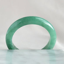 Load image into Gallery viewer, 10455 55.0mm Full Bright Green Jadeite Bangle
