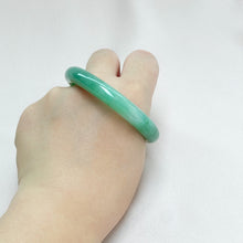 Load image into Gallery viewer, 111352 52.0mm Full Bright Green Rounded Jadeite Bangle
