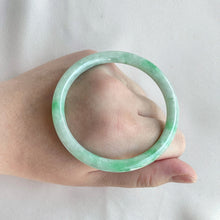 Load image into Gallery viewer, 71258 57.8mm Slim Cut Rounded Jadeite Bangle Baby Green with Bright Green Floral
