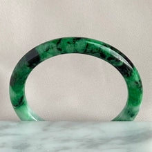 Load image into Gallery viewer, 102653 53.2mm Intense Green Oval Jadeite Bangle
