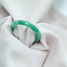 Load image into Gallery viewer, 111352 52.0mm Full Bright Green Rounded Jadeite Bangle
